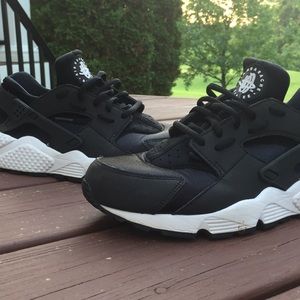 NIKE Air Huaraches• Women’s 10• NEVER WORN